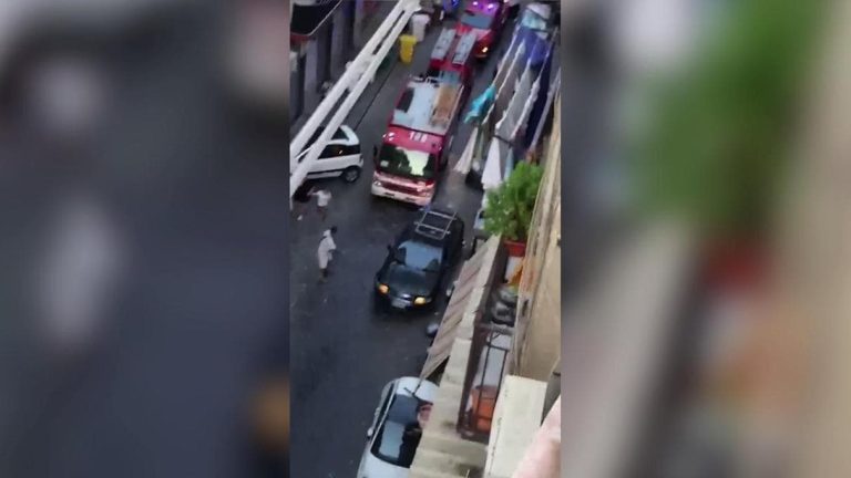 Napoli, esplode una bombola in un basso a Forcella: tre feriti, si scava tra le macerie, persone sotto i detriti