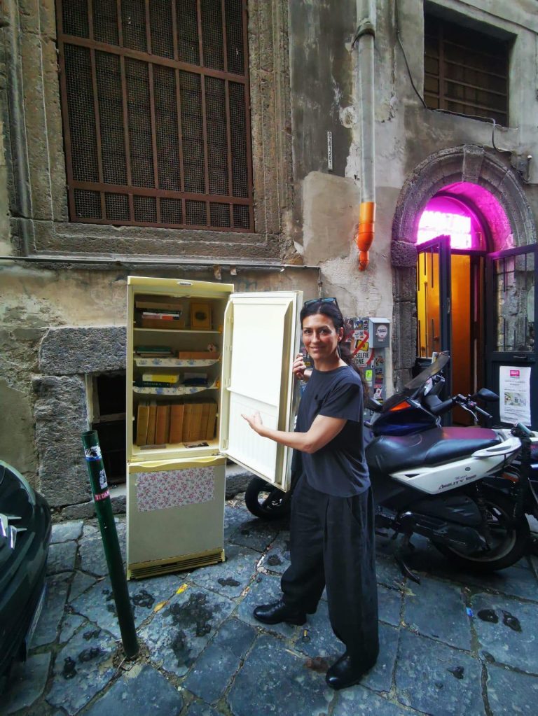 Napoli, il frigorifero abbandonato diventa un punto di ‘book crossing’. “Lascia un libro, prendi un libro, oppure pigliati tutt’ ‘o frigorifero”