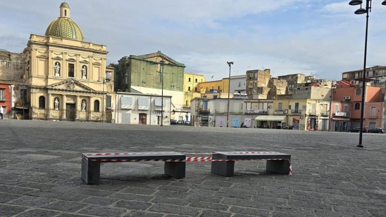 Napoli, luci spente a piazza Mercato per una lite: via alla nuova illuminazione