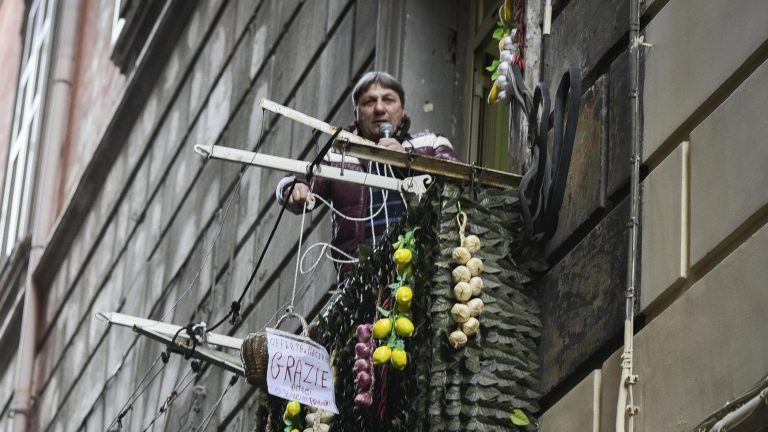 Napoli, raccolta firme contro il neomelodico“Topolino”: “Canta dal balcone, disturba la scuola…” Napoli, raccolta firme contro il neomelodico“Topolino”: “Canta dal balcone, disturba la scuola…”