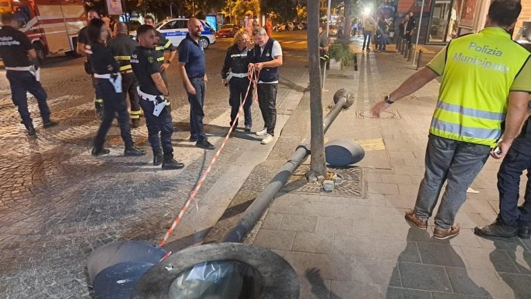 Napoli, rimosso e messo in sicurezza un lampione di via Carducci