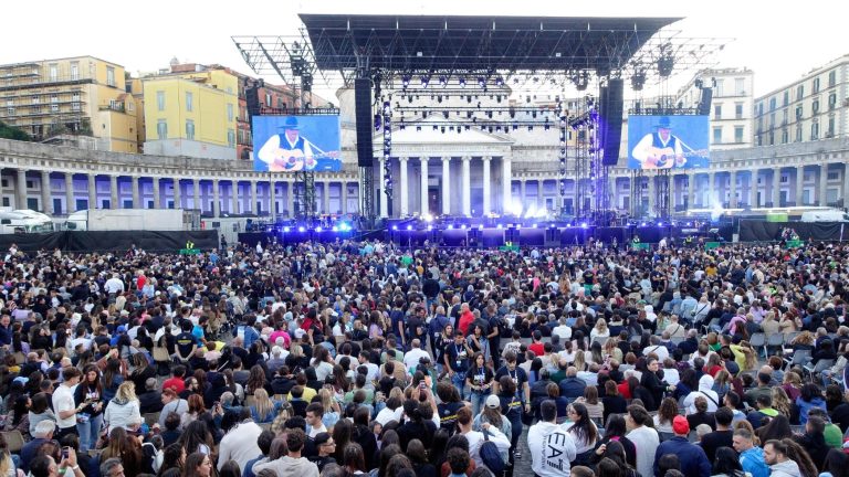 Napoli risponde all’invito di Franklin Graham: grande folla in Piazza Plebiscito per la guida spirituale dei conservatori Usa