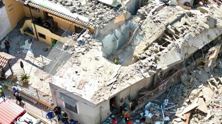 Palazzina crollata a Saviano: il sindaco Manfredi ai funerali delle vittime. Cerimonia officiata dal vescovo di Nola Palazzina crollata a Saviano: il sindaco Manfredi ai funerali delle vittime. Cerimonia officiata dal vescovo di Nola