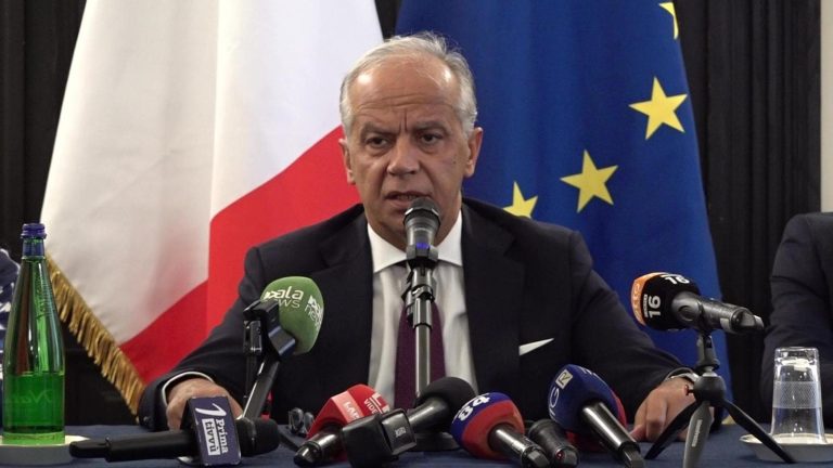 Piantedosi: “Sangiuliano vittima di un’imboscata”. E la sala della convention di Fratelli d’Italia applaude Piantedosi: “Sangiuliano vittima di un’imboscata”. E la sala della convention di Fratelli d’Italia applaude