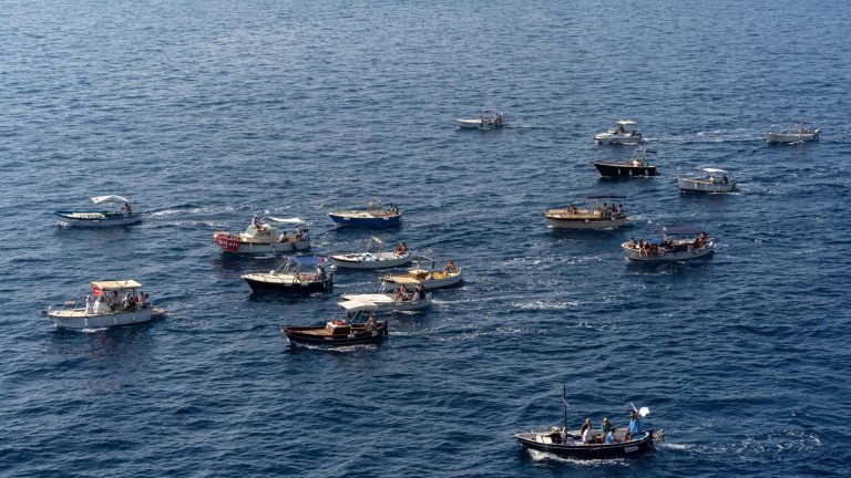 Procida, corteo di barche per i diritti dell’isola: “Trasporti e sanità, siamo penalizzati”