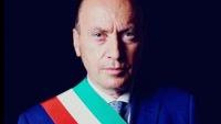 Rinuncia a indennità di sindaco per donare i ticket mensa
