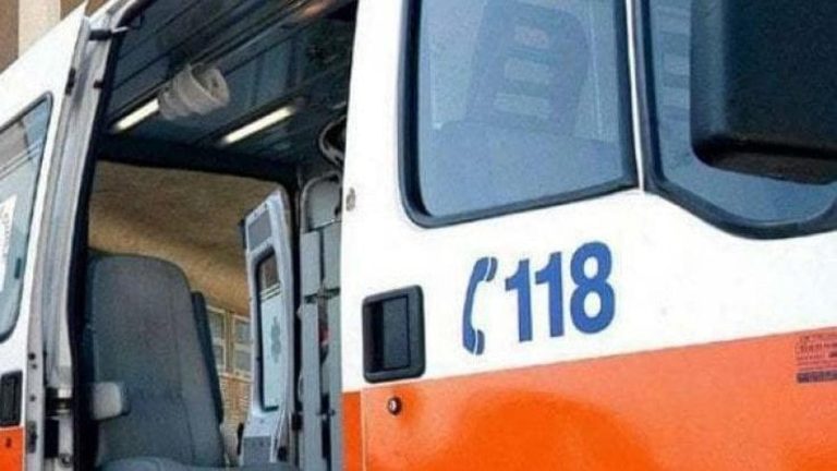 Si rompe solaio mentre taglia rami, uomo precipita e muore Si rompe solaio mentre taglia rami, uomo precipita e muore
