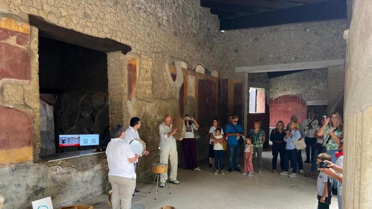 Stabiae, visite guidate alle ville romane e musica antica. Agli strumenti giovani con disabilità: “Felicità è suonare in un posto così bello” Stabiae, visite guidate alle ville romane e musica antica. Agli strumenti giovani con disabilità: “Felicità è suonare in un posto così bello”