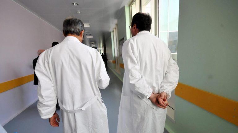 Visite extra moenia e partite a tennis: condannati in appello due medici del Loreto Mare. “Violato il rapporto di esclusiva”