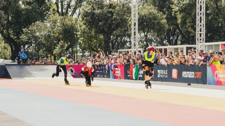Baby campione di skate non si ferma al traguardo e manda nel panico genitori e organizzatori: disperso e ritrovato. Non gli bastavano 8 km, ne ha percorsi 42