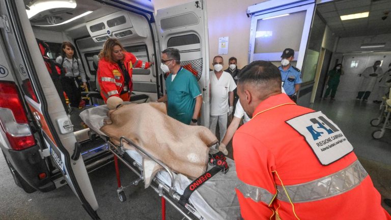 Campi Flegrei, prove di evacuazione in zona rossa: manichini e comparse via dall’ospedale San Paolo Campi Flegrei, prove di evacuazione in zona rossa: manichini e comparse via dall’ospedale San Paolo
