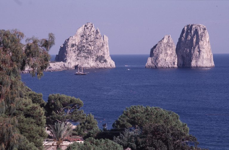 Capri a numero chiuso? Il sindaco: “Impossibile accettare 30mila persone al giorno” Capri a numero chiuso? Il sindaco: “Impossibile accettare 30mila persone al giorno”