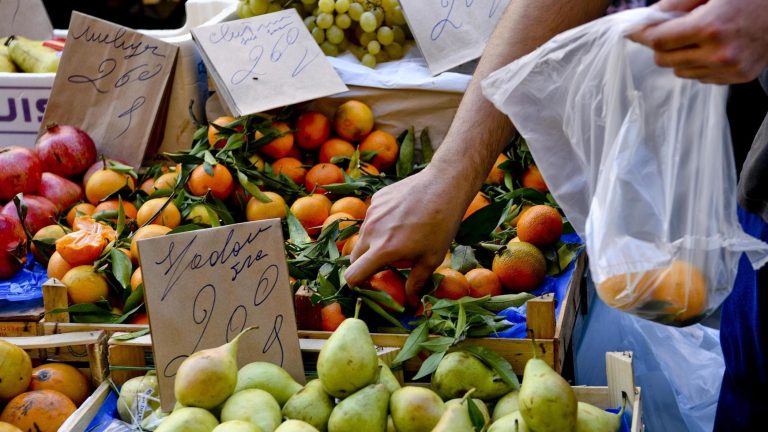 Controllati 39 negozi alla Pignasecca: sanzioni per 35mila euro, sequestrati 6 quintali di alimentari Controllati 39 negozi alla Pignasecca: sanzioni per 35mila euro, sequestrati 6 quintali di alimentari