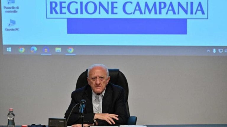De Luca: “Pd partito contro natura, Schlein garbata ma noi non credibili per governare” De Luca: “Pd partito contro natura, Schlein garbata ma noi non credibili per governare”