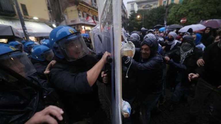 G7 Napoli, antagonisti con scudi di plexiglass affrontano la polizia: lancio di pietre, scontri, manganellate e lacrimogeni