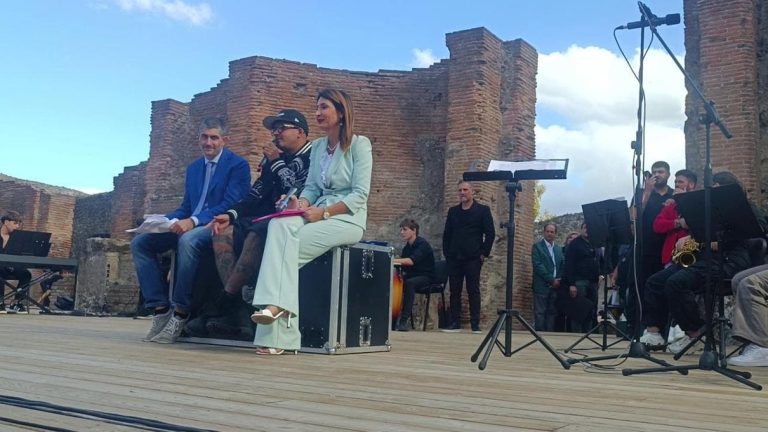 Geolier parla agli studenti negli scavi di Pompei: “La cultura salva le persone, meglio un libro di una pistola” – Video Geolier parla agli studenti negli scavi di Pompei: “La cultura salva le persone, meglio un libro di una pistola” – Video