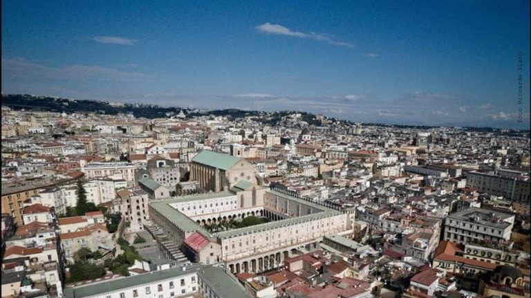 Giubileo, a Napoli stimati 18 milioni di visitatori. Il Comune prepara piano: possibile aumento della tassa di soggiorno Giubileo, a Napoli stimati 18 milioni di visitatori. Il Comune prepara piano: possibile aumento della tassa di soggiorno