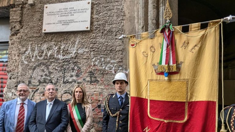 I 130 anni della Camera del lavoro di Napoli: una targa ricordo in via Banchi Nuovi