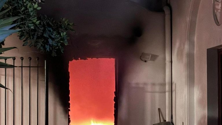 Incendio in un locale vicino alla chiesa di Santa Sofia ad Anacapri. Ustionata donna in difficoltà, il parroco la ospitava in una stanza Incendio in un locale vicino alla chiesa di Santa Sofia ad Anacapri. Ustionata donna in difficoltà, il parroco la ospitava in una stanza