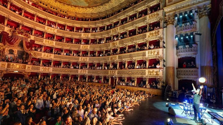 Ligabue, una giornata a Napoli: una pizza in compagnia, una da solo e a sera il tripudio del San Carlo Ligabue, una giornata a Napoli: una pizza in compagnia, una da solo e a sera il tripudio del San Carlo