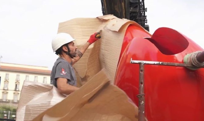L’opera di Pesce in piazza Municipio, l’allestimento e l’inaugurazione L’opera di Pesce in piazza Municipio, l’allestimento e l’inaugurazione