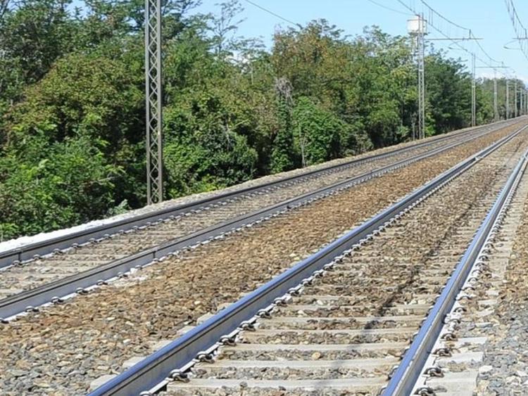 Napoli, attraversa binari: investito e ucciso da treno Napoli, attraversa binari: investito e ucciso da treno