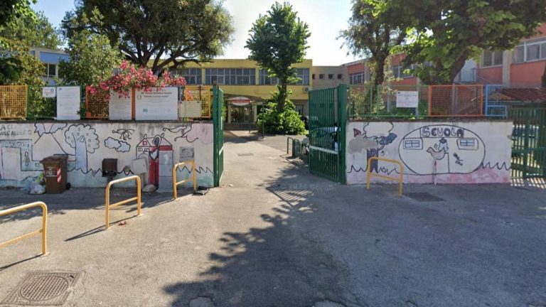 Napoli, bagni a scuola riparati su richiesta del politico: protesta la Municipalità Napoli, bagni a scuola riparati su richiesta del politico: protesta la Municipalità