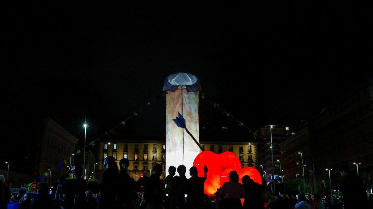 Parlano i figli di Gaetano Pesce: “Papà voleva celebrare il lato più femminile e colorato di Pulcinella. Era il suo gesto d’amore per Napoli” Parlano i figli di Gaetano Pesce: “Papà voleva celebrare il lato più femminile e colorato di Pulcinella. Era il suo gesto d’amore per Napoli”