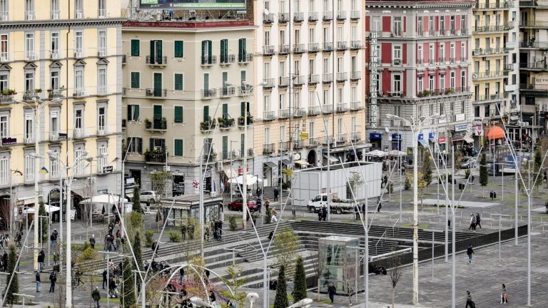 Piazza Garibaldi affidata ad associazioni e terzo settore. Chioschi in gestione ai privati ma vietati centri massaggi e sexy shop Piazza Garibaldi affidata ad associazioni e terzo settore. Chioschi in gestione ai privati ma vietati centri massaggi e sexy shop