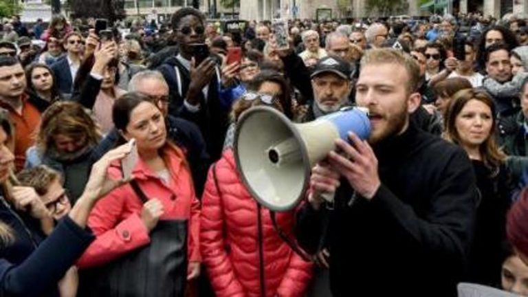 Pizzo agli ormeggi, arrestato il figlio del boss che rinnegò la camorra. Tra le vittime anche la tiktoker Rita De Crescenzo Pizzo agli ormeggi, arrestato il figlio del boss che rinnegò la camorra. Tra le vittime anche la tiktoker Rita De Crescenzo