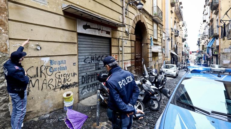 Quartieri Spagnoli, rimossi 110 paletti in metallo e 10 stendini: servivano a “riservare” il parcheggio