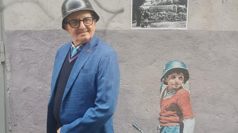 Quattro Giornate di Napoli: dopo 72 anni l’attore torna a indossare l’elmetto che usò nel film di Nanni Loy