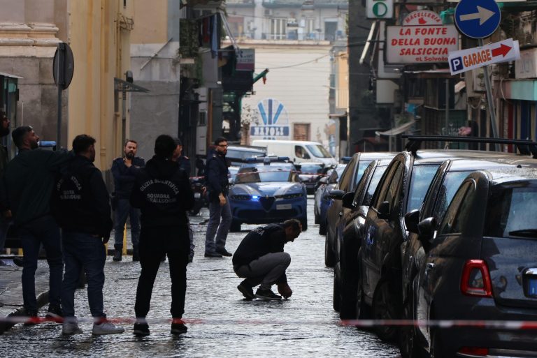 Quindicenne ucciso a Napoli, “coinvolti anche dei bambini”: le indagini