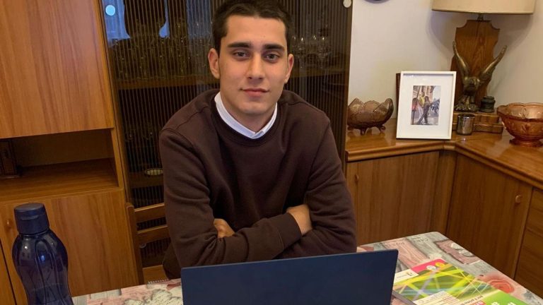 Simone Scarano, prof a 19 anni: “Gli alunni mi danno del lei, essere quasi coetaneo è un vantaggio” Simone Scarano, prof a 19 anni: “Gli alunni mi danno del lei, essere quasi coetaneo è un vantaggio”