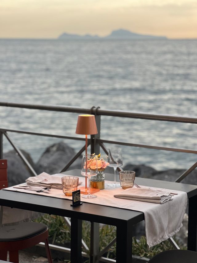 Tavolo con vista sul Golfo di Napoli: le Terrazze Pietrarsa aprono a pranzo nel weekend