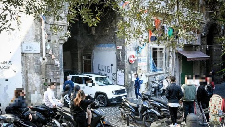 Il supermarket della morte: “Per trovare pistole e coltelli basta scendere nei vicoli” Il supermarket della morte: “Per trovare pistole e coltelli basta scendere nei vicoli”