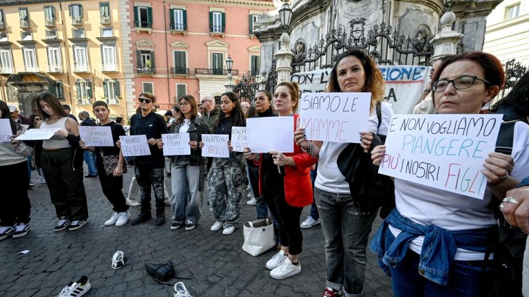 Napoli, il grido delle mamme: “Siamo terrorizzate per i nostri figli” Napoli, il grido delle mamme: “Siamo terrorizzate per i nostri figli”