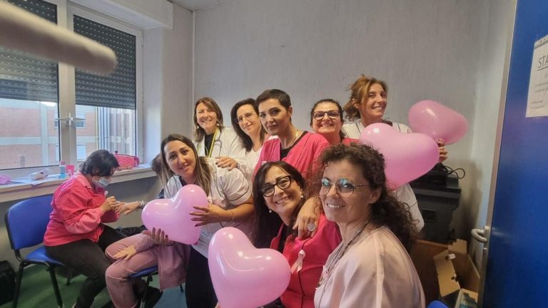 Napoli, make-up prima della chemio: estetiste e parrucchiere truccano e pettinano le pazienti Napoli, make-up prima della chemio: estetiste e parrucchiere truccano e pettinano le pazienti