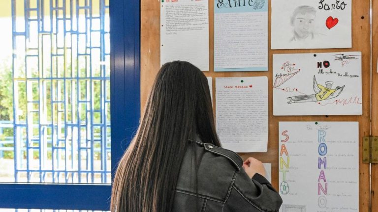 Ponticelli, 50 lettere per Santo: “Sei l’angelo numero uno”. Così nella sua scuola ricordano il ragazzo ucciso a San Sebastiano Ponticelli, 50 lettere per Santo: “Sei l’angelo numero uno”. Così nella sua scuola ricordano il ragazzo ucciso a San Sebastiano