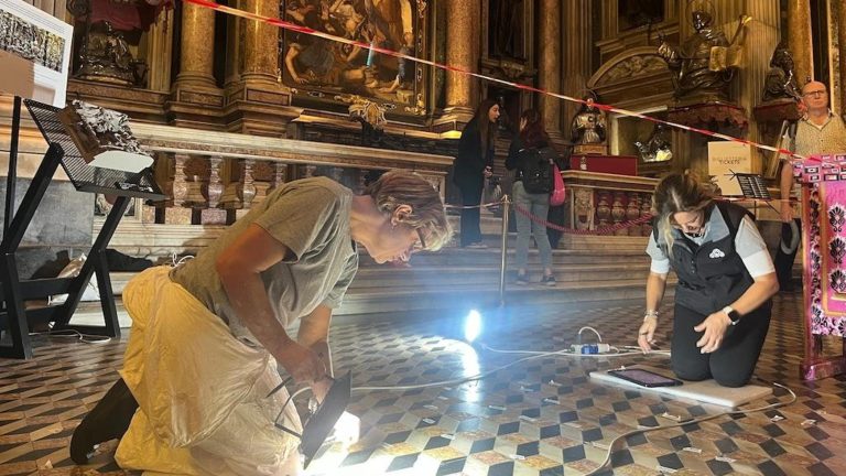 Restauratori in ginocchio nella Cappella di San Gennaro. Indagine su un capolavoro: il pavimento attribuito a Cosimo Fanzago Restauratori in ginocchio nella Cappella di San Gennaro. Indagine su un capolavoro: il pavimento attribuito a Cosimo Fanzago