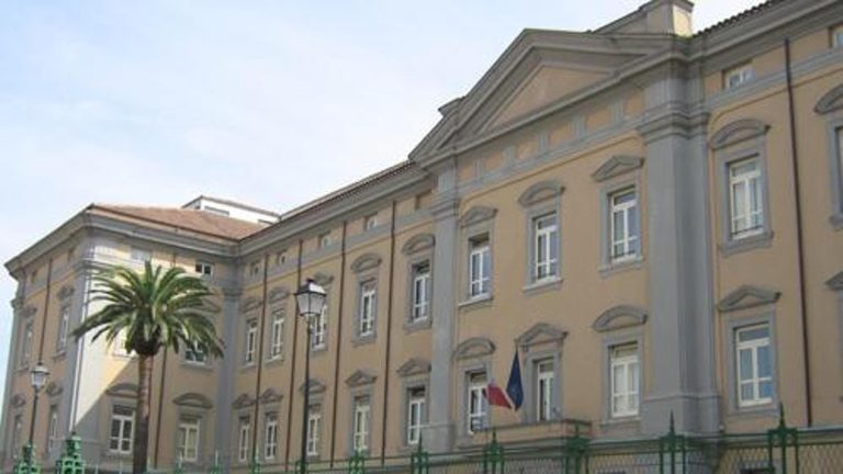 Sfruttava lavoratori immigrati: 11 ore al giorno senza riposi settimanali e con una paga misera