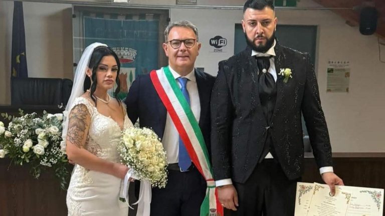 Sposi in fuga, lo strano silenzio dopo il ritorno. La Procura ricostruisce i movimenti di Pietro e Maria. E non esclude “altre possibilità” dietro il loro “breve viaggio” Sposi in fuga, lo strano silenzio dopo il ritorno. La Procura ricostruisce i movimenti di Pietro e Maria. E non esclude “altre possibilità” dietro il loro “breve viaggio”