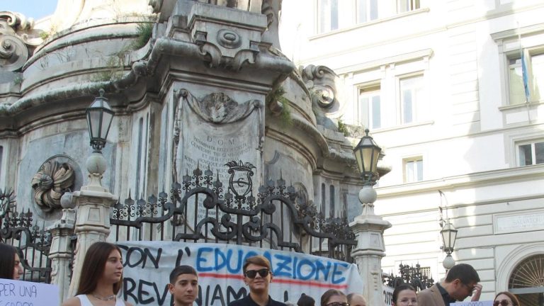 Una città rosso sangue: da Giogiò a Santo le vittime innocenti e la gioventù bruciata Una città rosso sangue: da Giogiò a Santo le vittime innocenti e la gioventù bruciata