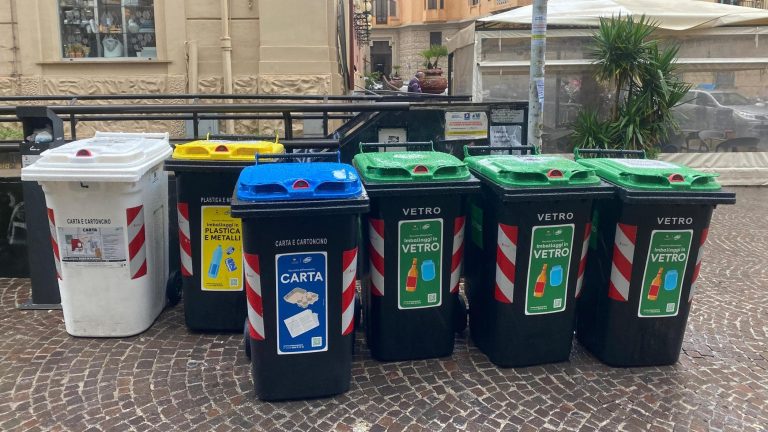 Vomero senza campane ma la nuova differenziata riempie le vie di bidoncini Vomero senza campane ma la nuova differenziata riempie le vie di bidoncini