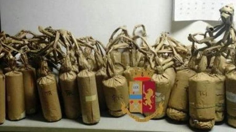 Botti, controlli a tappeto nel Casertano: sequestrate oltre tre tonnellate di fuochi illegali Botti, controlli a tappeto nel Casertano: sequestrate oltre tre tonnellate di fuochi illegali