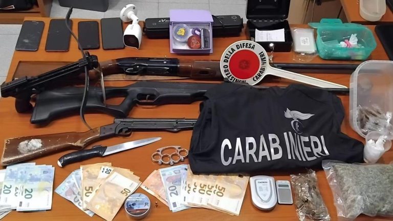 Casal di Principe, scoperto market della droga con sala consumo o consegna a domicilio. Tre arresti