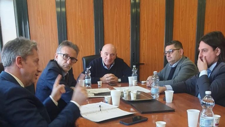 Cumana, voragine sotto binari a Pozzuoli: incontro Eav-sindaci. “Si rischia stop per tre mesi”