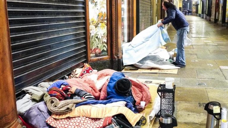 Emergenza freddo: salvare i clochard, riunione in Prefettura. Posti letto, coperte termiche, medici