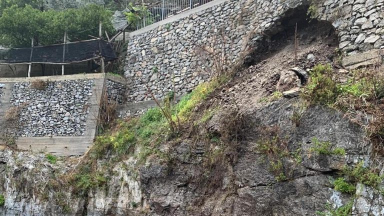 Frana sulla statale Amalfitana, massi sulla carreggiata