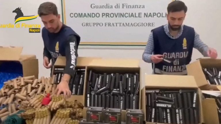 Fuochi illegali a Napoli: 4 arresti e sigilli a 3 tonnellate di botti proibiti Fuochi illegali a Napoli: 4 arresti e sigilli a 3 tonnellate di botti proibiti